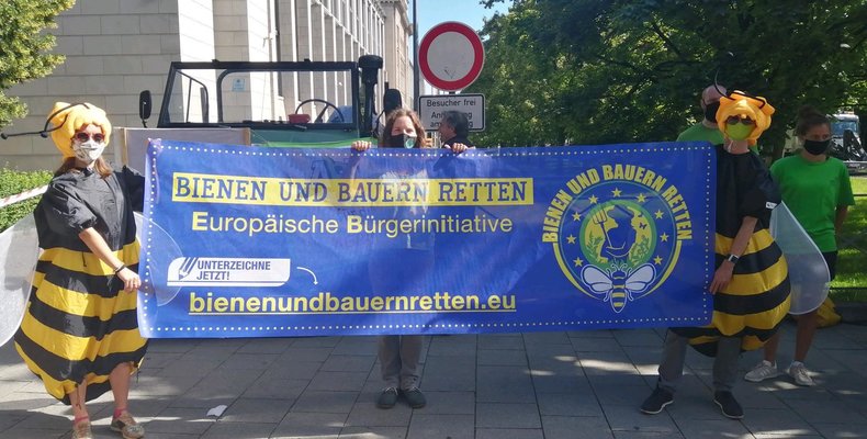 Menschen halten das Banner der ECI