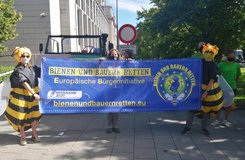 Menschen halten das Banner der ECI